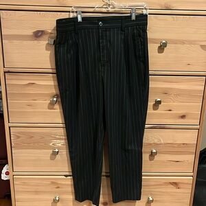 BR pleated cropped trouser — black with gray pinstripes